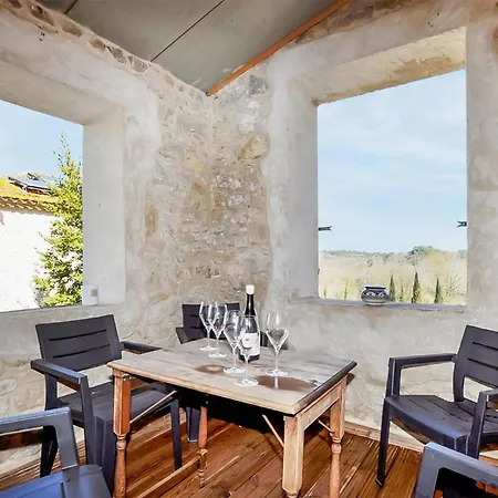 2 Bedroom Stunning In *